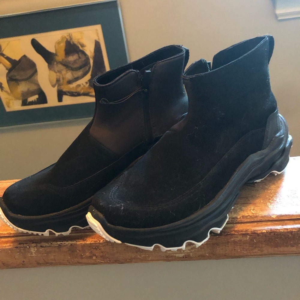 Sorel Black Suede Slip-On Ankle Boots with Contrasting White Sole